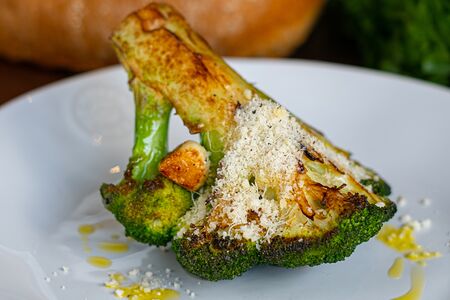 Брокколи с пармезаном