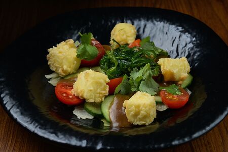 Салат с жареным сыром, овощами и чукой