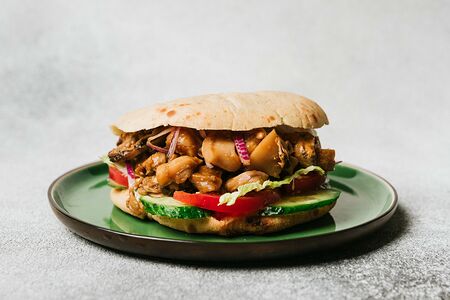 Рапанас со свежими овощами и сырным соусом