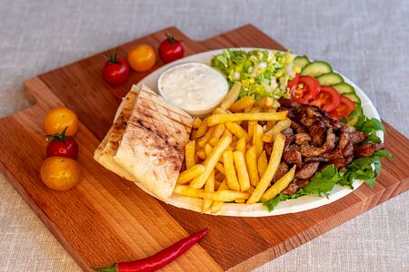 Гиро на тарелке со свининой