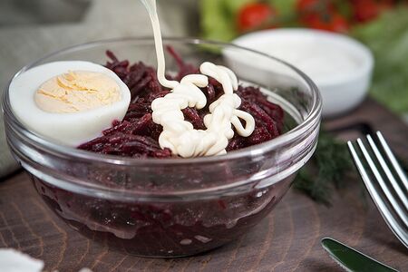 Салат из свеклы с яйцом и майонезом