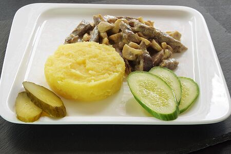 Бефстроганов с пюре