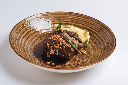 Телячьи щеки с грибами и картофельным пюре