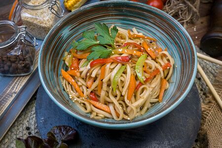 Удон с овощами в соусе терияки