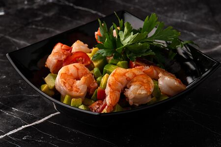 Из креветок и авокадо