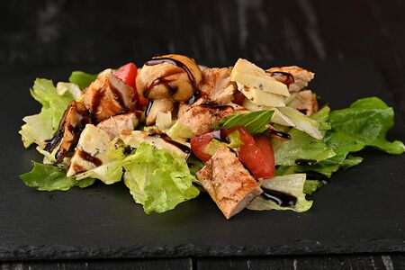 Куриный салат с грибами и голубым сыром