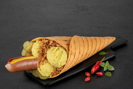 Рулле с сосиской кнакерс