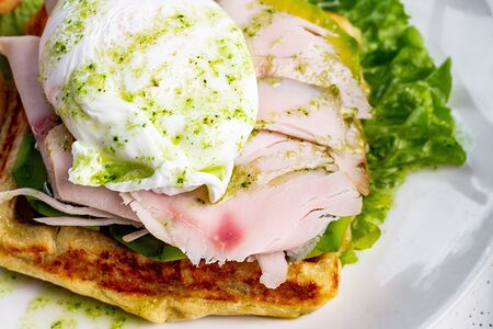 Вафля картофельная с авокадо и индейкой