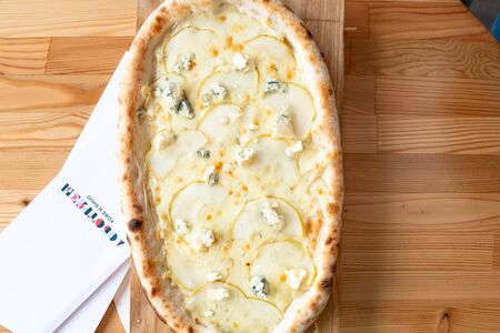 Пинца с грушей и дорблю