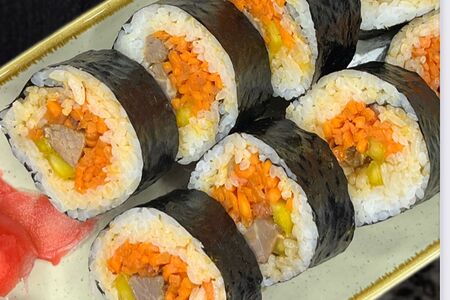 Ролл с жареным мясом и овощами