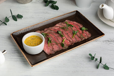 Ростбиф с пряным соусом