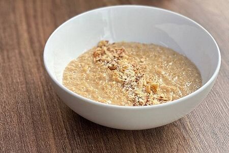 Каша овсяная с карамелью и орехом