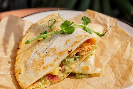 Кесадилья с креветкой и ананасом