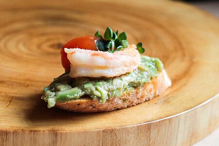 Тапас с гуакамоле и тигровой креветкой