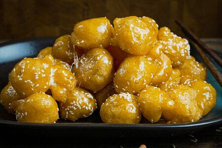 Яблоко, жаренное в карамели