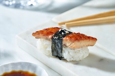 Суши с копченым угрем