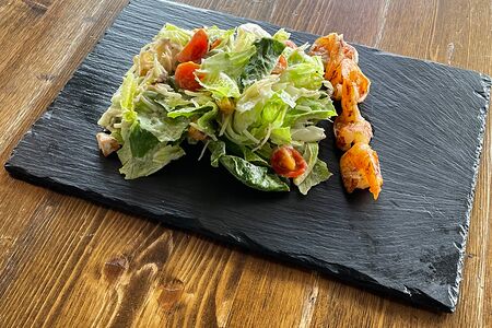 Салат Цезарь с креветками