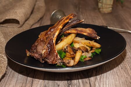 Каре ягненка на рагу из жареных шампиньонов и картофеля