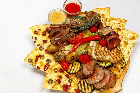 Большая мясная тарелка на компанию