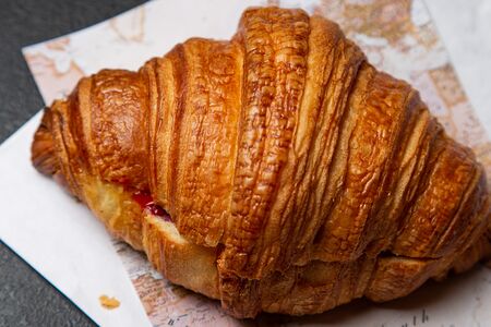 Круассан белый шоколад с клюквой