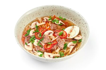 Острый суп с лапшой и говядиной