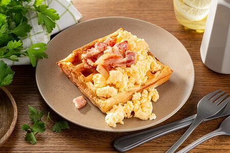 Картофельная вафля с скрэмблом и беконом