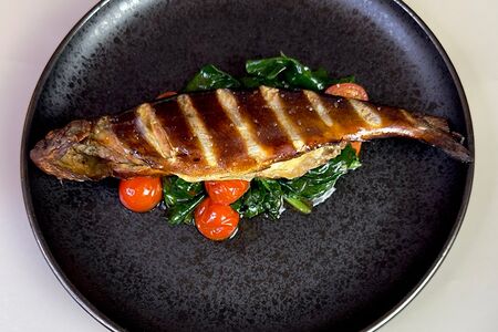 Форель горячего копчения с томатами на огне