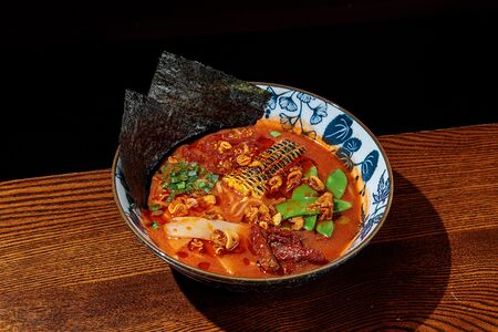 Томатный мисо-рамен с молодым горохом и бамбуком