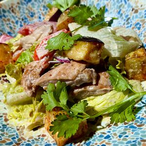 Теплый салат с курицей и баклажанами в ореховом соусе