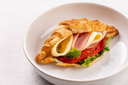 Круассан с ветчиной и сыром