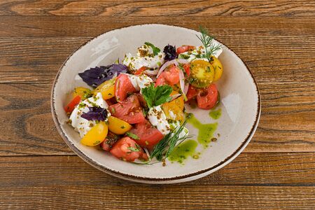 Салат из розовых томатов с сырным кремом