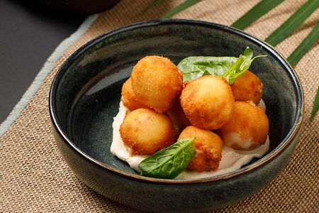 Крабовые шарики с ореховым соусом