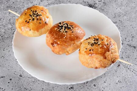 Самса на шпажках