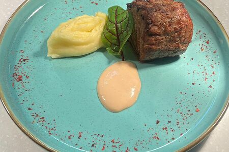 Филе миньон с соусом вителло тонато