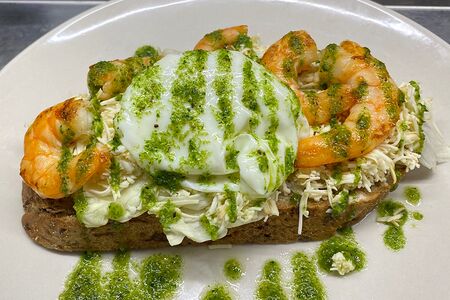 Брускетта с креветкой и копченым сыром