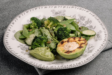 Большой зелёный салат с авокадо