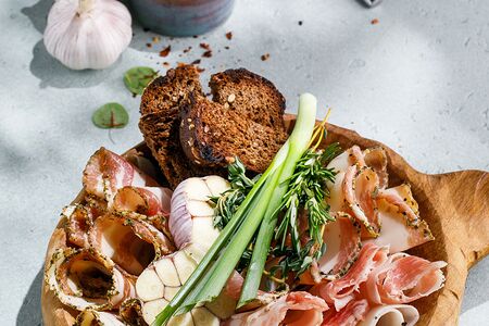 Ассорти сала с бурже и чесноком