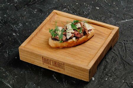 Брускетта стейк с карамельным луком