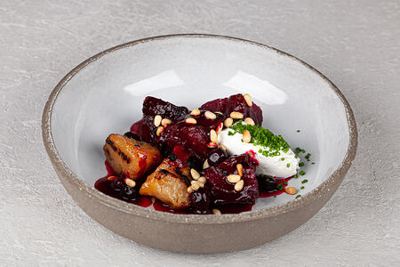 Свекла BBQ с черной смородиной и козьим сыром