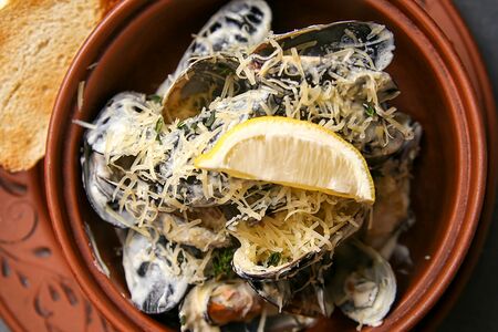 Мидии в сливочном соусе с пармезаном