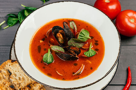 Итальянский томатный суп с морепродуктами