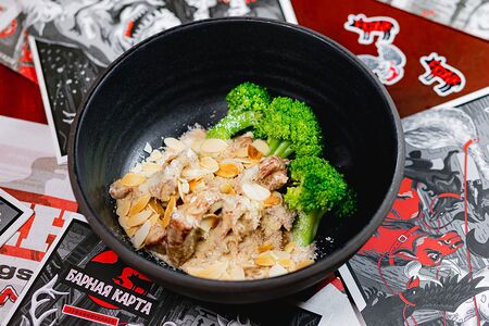 Тушеная индейка с брокколи и миндалем