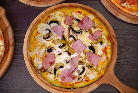 Пицца с ветчиной и грибами