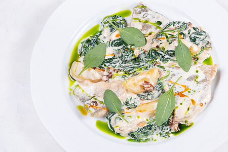 Филе дорадо со шпинатом в белом вине