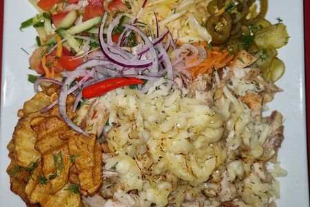 Шаверма на тарелке с моцареллой