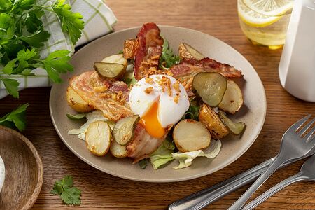 Салат с беконом и яйцом