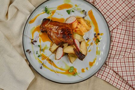 Утиная ножка с карамелизированной грушей, мандариновым и облепиховым соусом