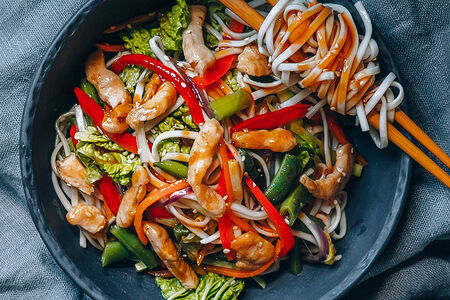 Вок с удоном и курицей терияки