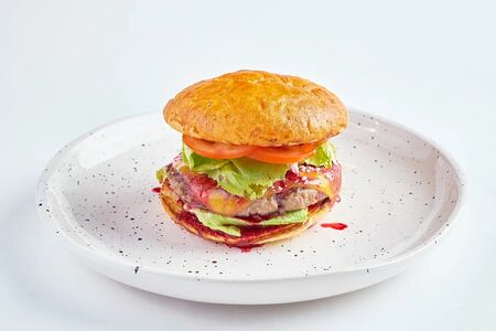 Бургер с говяжьей котлетой, дорблю и брусникой