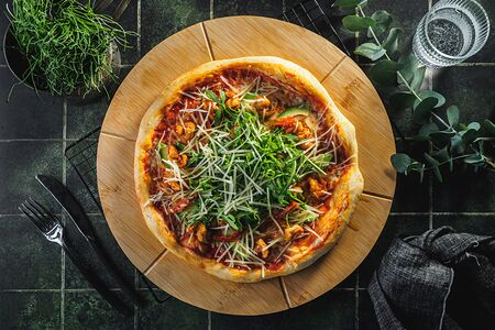 Пицца с креветками и авокадо